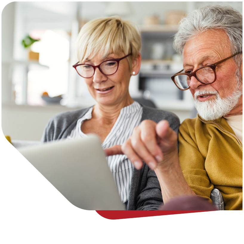 Ein älteres Ehepaar, das gemeinsam auf ein Tablet schaut, symbolisierend den einfachen Zugang zu Informationen und die umfassende Beratung durch Pielmeier Medizintechnik GmbH bei häufig gestellten Fragen.