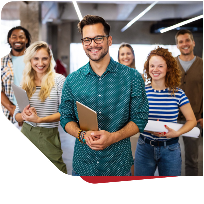 Eine Gruppe lächelnder, motivierter Mitarbeiter in einem modernen Büroumfeld, die den Teamgeist und die beruflichen Entwicklungsmöglichkeiten im Unternehmen repräsentiert.