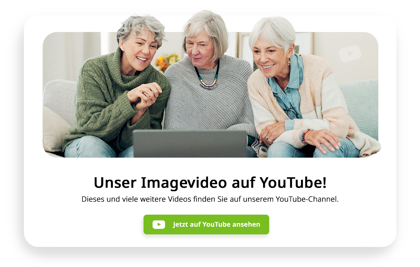 Drei Seniorinnen schauen gemeinsam das Image-Video von VIVISOL Deutschland auf einem Laptop an.