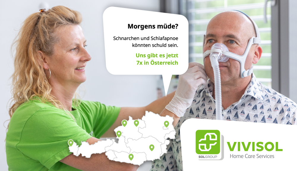 Ein Werbemotiv, das eine VIVISOL-Mitarbeiterin zeigt, die einem männlichen Patienten eine CPAP-Maske anpasst. Eine Sprechblase stellt die Frage: "Morgens müde? Schnarchen oder Schlafapnoe könnten schuld sein." Das Bild enthält die Information "Uns gibt's jetzt 6x in Österreich" und eine stilisierte Karte von Österreich.