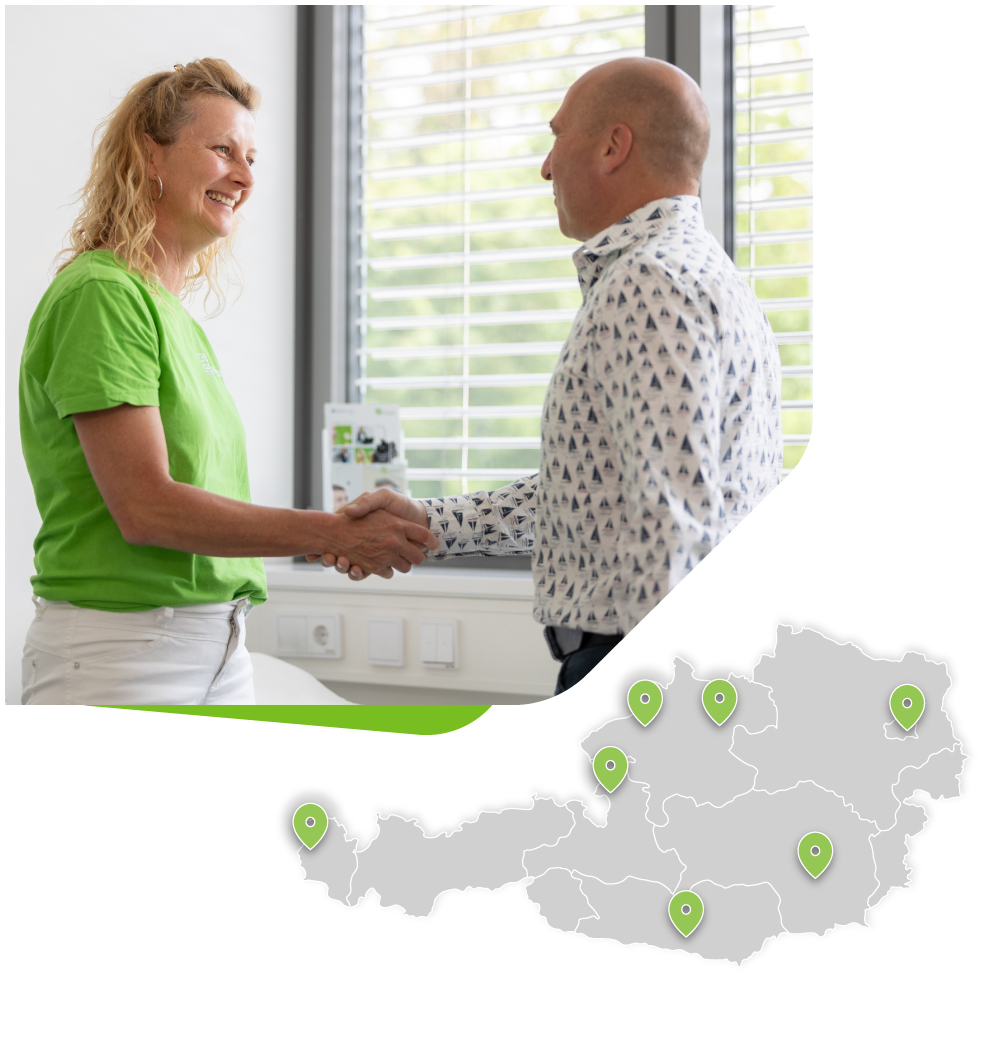 Mitarbeiterin begrüßt einen Patienten